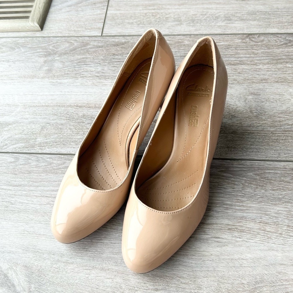 Clarks Soft Cushion Patent Leather Round Toe Pumps - Picture 1 of 16